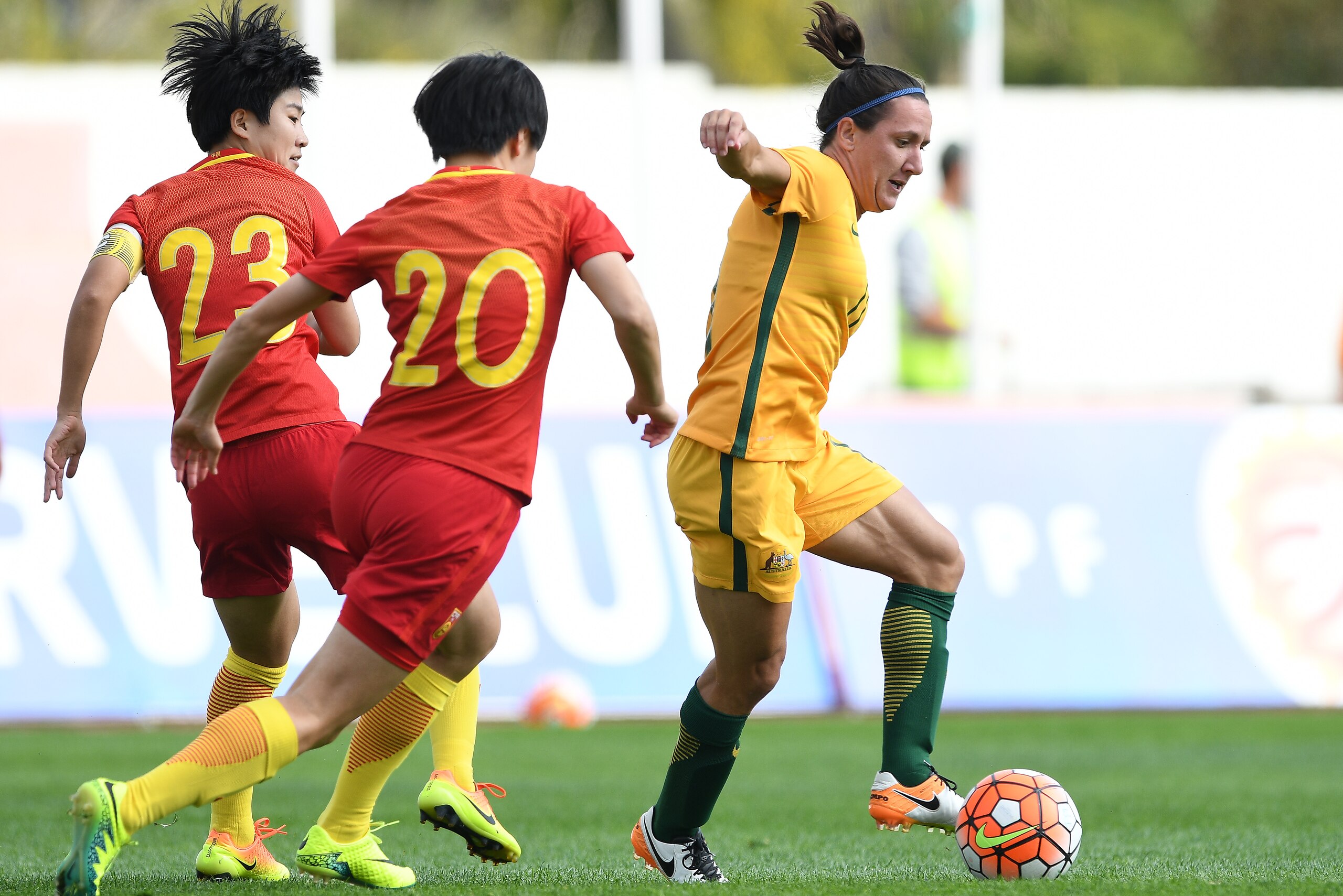 ALBUFEIRA, PORTUGAL - MARCH 06: Zhang Rui of China competes for the ball with Lisa De Vanna of Australia during the Women's Algarve Cup Tournament match between China and Australia at Municipal de Albufeira on March 6, 2017 in Albufeira, Portugal. (Photo 