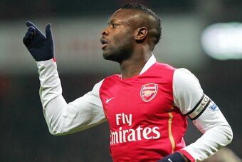 Arsenal's captain William Gallas celebrates after scoring their first goal of the match against Chelsea during their Premiership match at home to Arsenal at the Emirates football stadium, 16 December 2007. AFP PHOTO/CARL DE SOUZA     Mobile and website us