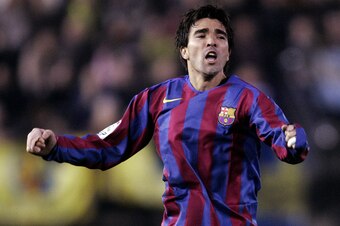 VILLARREAL, SPAIN:  Barcelona's Portuguese Anderson Deco celebrates scoring against Villareal in their Spanish League match at Madrigal stadium in Villarreal, 04 December 2005.          AFP PHOTO/ JOSE JORDAN  (Photo credit should read JOSE JORDAN/AFP/Get