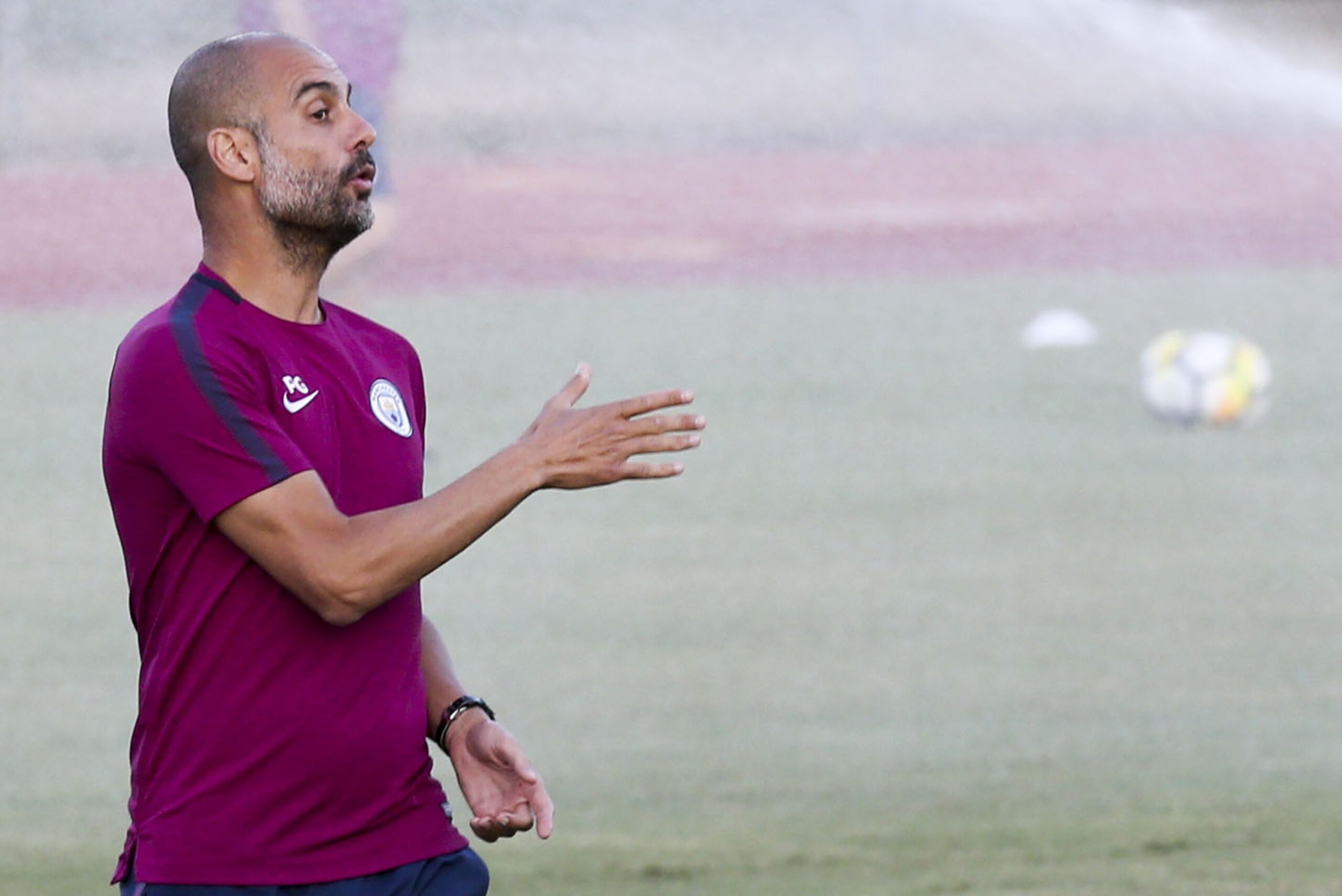 Manchester City head coach Pep Guardiola speaks to players during in a training session at the StubHub Center on July 25, 2017 in Carson, California.  / AFP PHOTO / RINGO CHIU        (Photo credit should read RINGO CHIU/AFP/Getty Images)