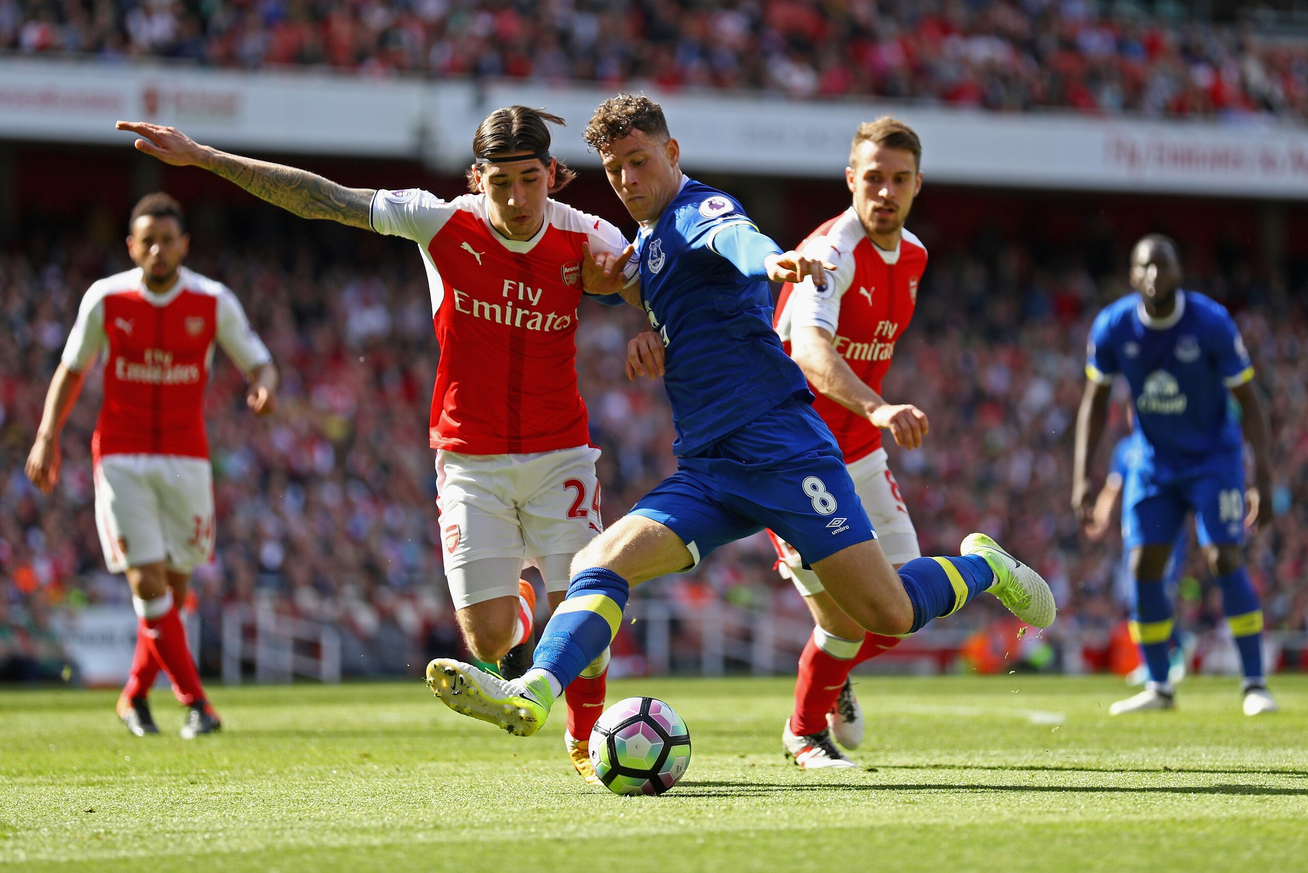 LONDON, ENGLAND - MAY 21:  Ross Barkley of Everton and Hector Bellerin of Arsenal clash during the Premier League match between Arsenal and Everton at Emirates Stadium on May 21, 2017 in London, England.  (Photo by Paul Gilham/Getty Images)