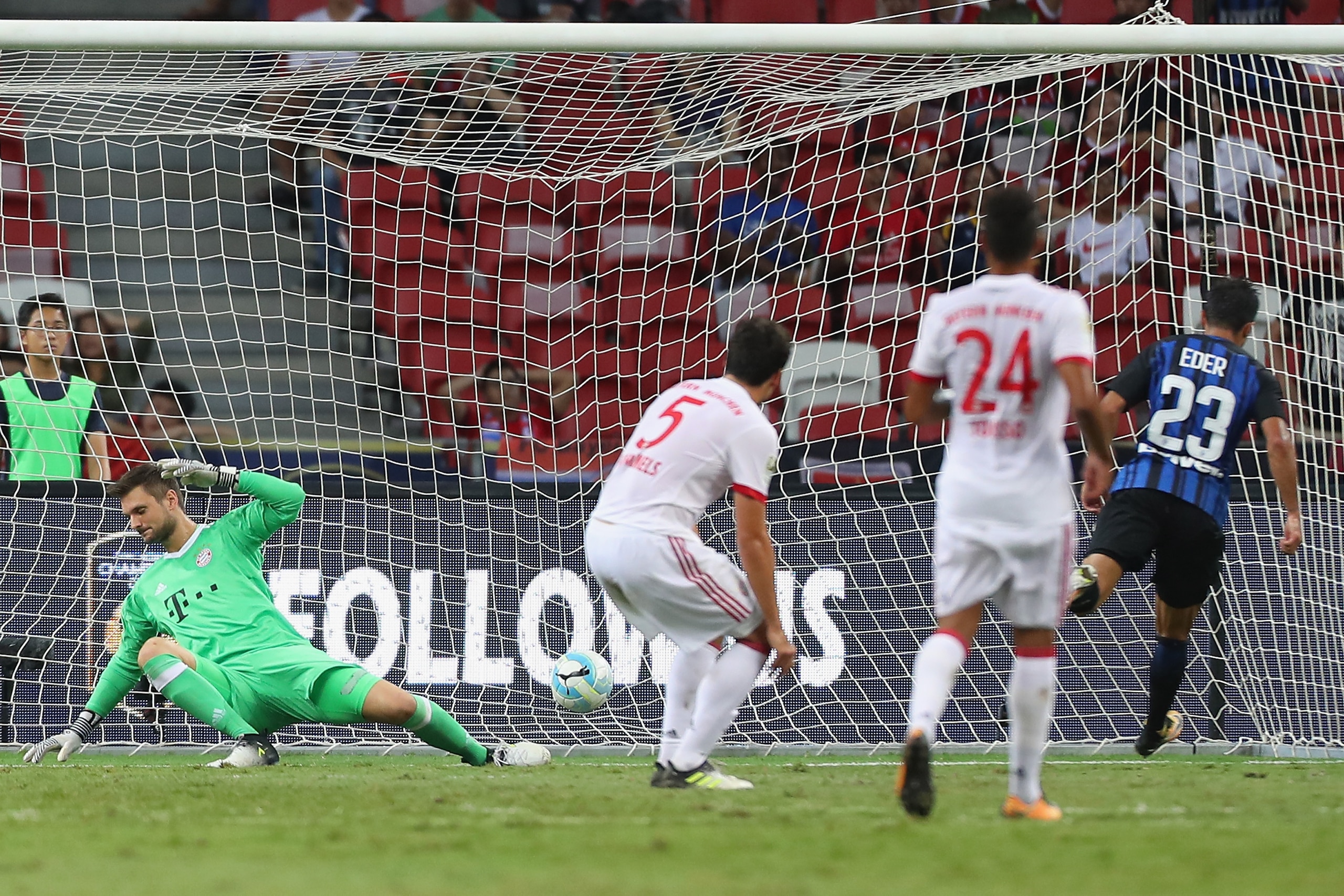 SINGAPORE - JULY 27: Martins Eder of FC Internzionale scored a goal against FC Bayern during the International Champions Cup match between FC Bayern and FC Internzionale at National Stadium on July 27, 2017 in Singapore. (Photo by Stanley Chou/Getty Imag SINGAPORE - JULY 27: Martins Eder of FC Internzionale scored a goal against FC Bayern during the International Champions Cup match between FC Bayern and FC Internzionale at National Stadium on July 27, 2017 in Singapore. (Photo by Stanley Chou/Getty Imag