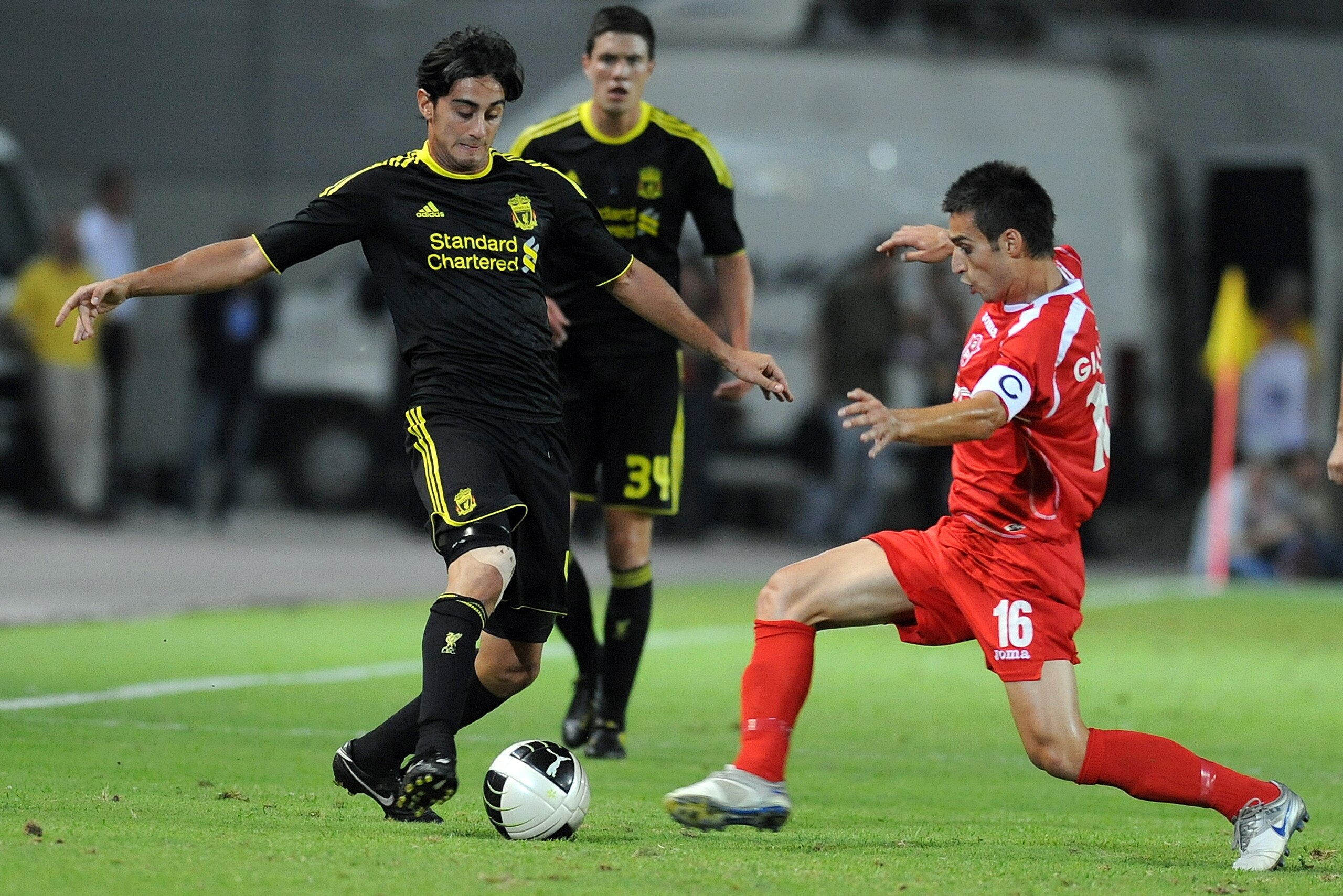Liverpoolï¿½s Alberto Aquilani (L) vies with Rabotnickiï¿½s Nikola Gligorov (R) during their UEFA League third qualifying round first leg football match in Skopje on July 29, 2010. AFP PHOTO / STR (Photo credit should read STR/AFP/Getty Images)