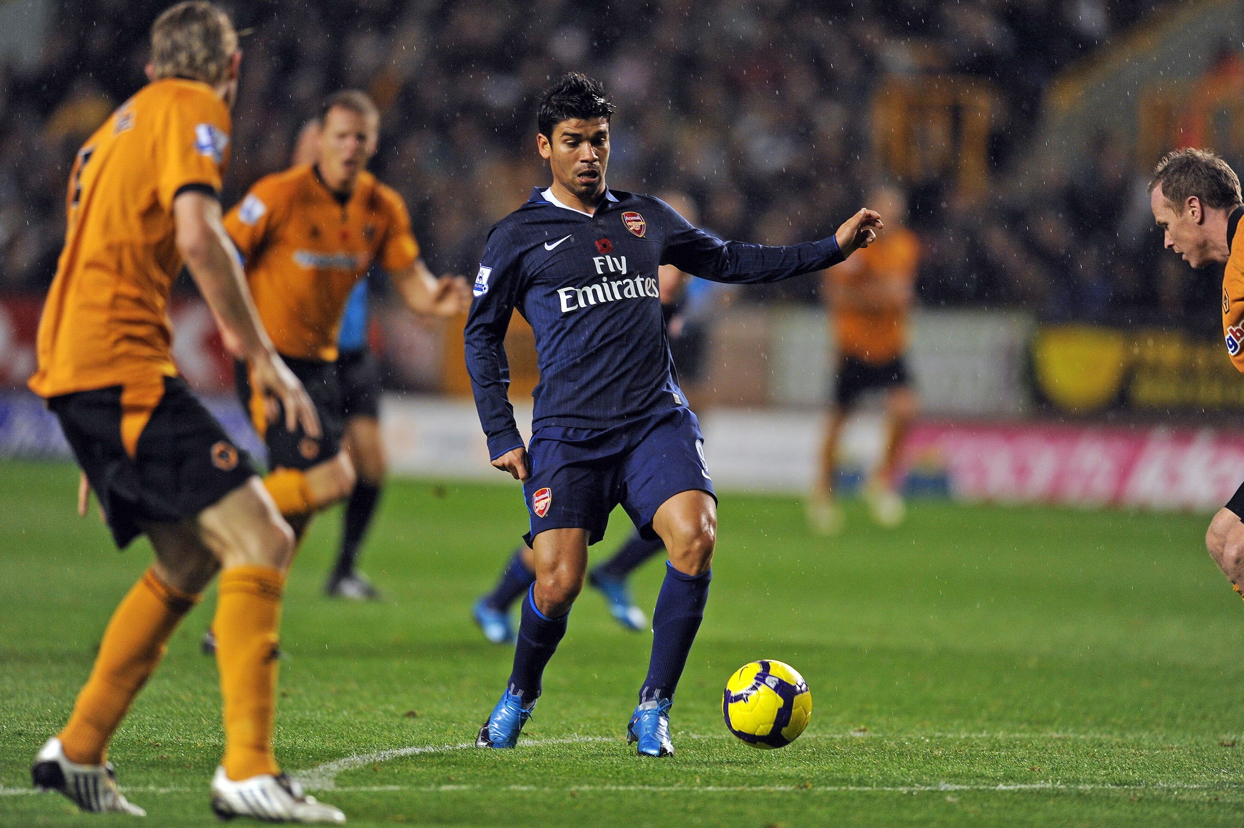 Arsenal's Brazilian-Croatian forward Eduardo in action during the English Premier League football match between Wolverhampton Wanderers and Arsenal at Molineux Stadium, Wolverhampton, central England, on November 7, 2009. AFP PHOTO/Paul Ellis  FOR EDITORI