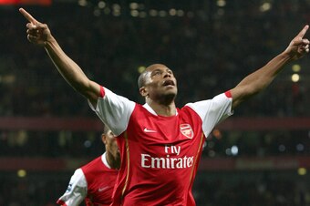 London, UNITED KINGDOM: Arsenal's Brazilian midfielder Julio Baptista celebrates scoring  his side's third goal during the English Premiership match between Arsenal and Manchester City at the Emirates Stadium, in London 17 April  2007. AFP PHOTO/CHRIS YOU