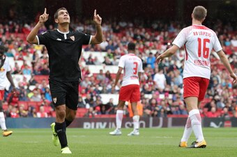 LONDON, ENGLAND - JULY 29: Wissam Ben Yedder of Sevilla celebrates scoring a penalty during the Emirates Cup match between RB Leipzig and Sevilla at The Emirates Stadium on July 29, 2017 in London, United Kingdom. (Photo by Mitchell Gunn/Getty Images)