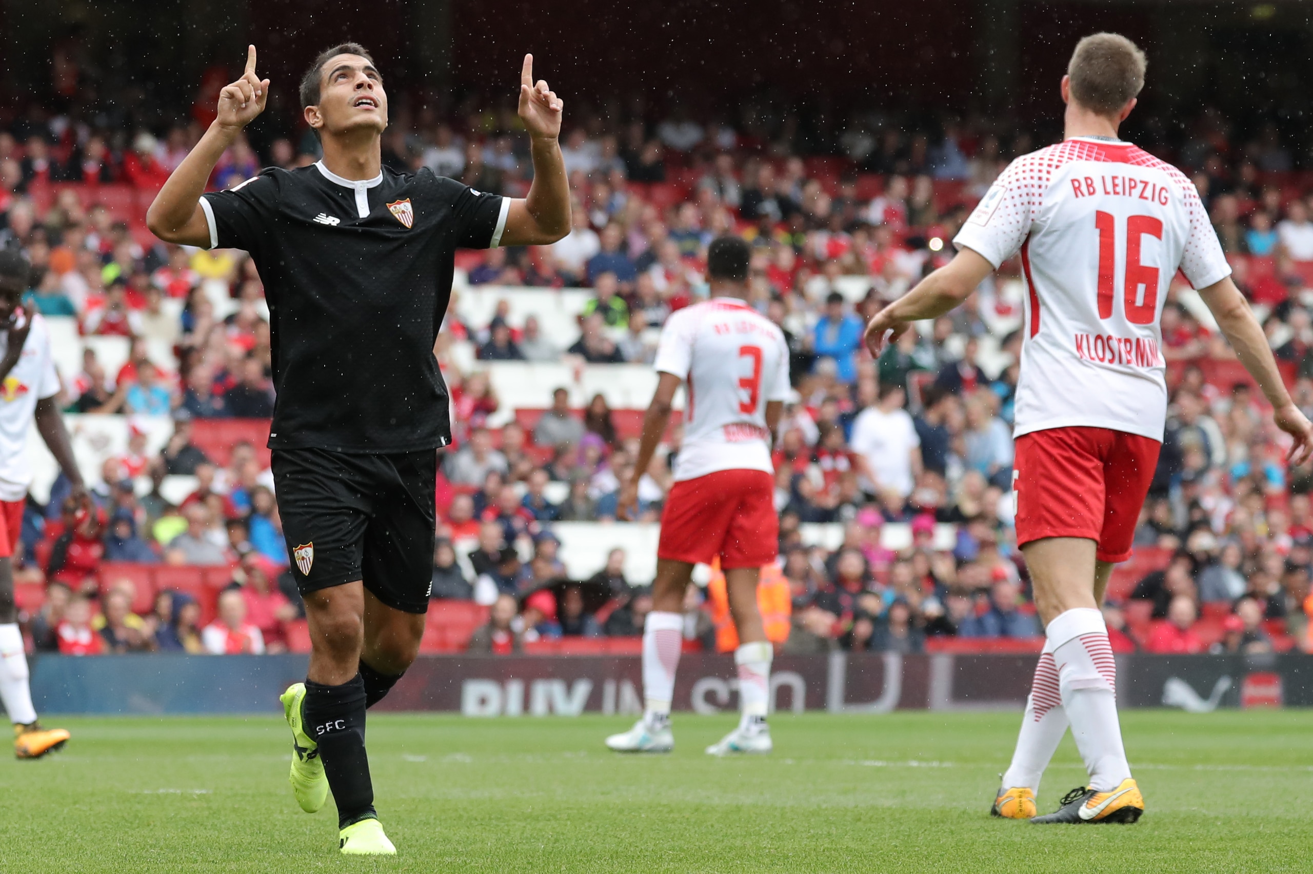 LONDON, ENGLAND - JULY 29: Wissam Ben Yedder of Sevilla celebrates scoring a penalty during the Emirates Cup match between RB Leipzig and Sevilla at The Emirates Stadium on July 29, 2017 in London, United Kingdom. (Photo by Mitchell Gunn/Getty Images)