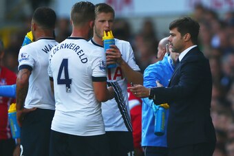 LONDON, ENGLAND - SEPTEMBER 20:  Mauricio Pochettino manager of Tottenham Hotspur (R) speaks to Eric Dier and Toby Alderweireld of Tottenham Hotspur as they take a drink during the Barclays Premier League match between Tottenham Hotspur and Crystal Palace