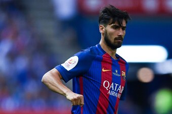 Andre Gomes of FC Barcelona runs with the ball during the Copa Del Rey Final between FC Barcelona and Deportivo Alaves at Vicente Calderon stadium on May 27, 2017 in Madrid, Spain.  (Photo by David Ramos/Getty Images)