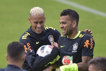 Brazil's football team player Neymar (L) and Dani Alves (R) train in Quito on August 29, 2016 ahead of their FIFA WC Russia 2018 qualifier against Ecuador on September 1.  / AFP / RODRIGO BUENDIA        (Photo credit should read RODRIGO BUENDIA/AFP/Getty 