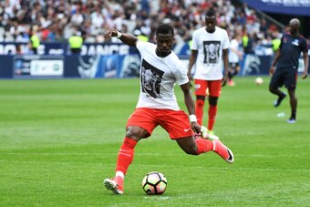 Paris Saint-Germain's Ivorian defender Serge Aurier warms up prior to the French Cup final football match between Paris Saint-Germain (PSG) and Angers (SCO) on May 27, 2017, at the Stade de France in Saint-Denis, north of Paris. / AFP PHOTO / Jean-Francoi