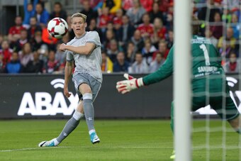 OSLO, NORWAY - JULY 30: Scott Mctomnay of Manchester United scores the third goal against Valerenga today at Ullevaal Stadion on July 30, 2017 in Oslo, Norway. (Photo by Andrew Halseid-Budd/Getty Images)