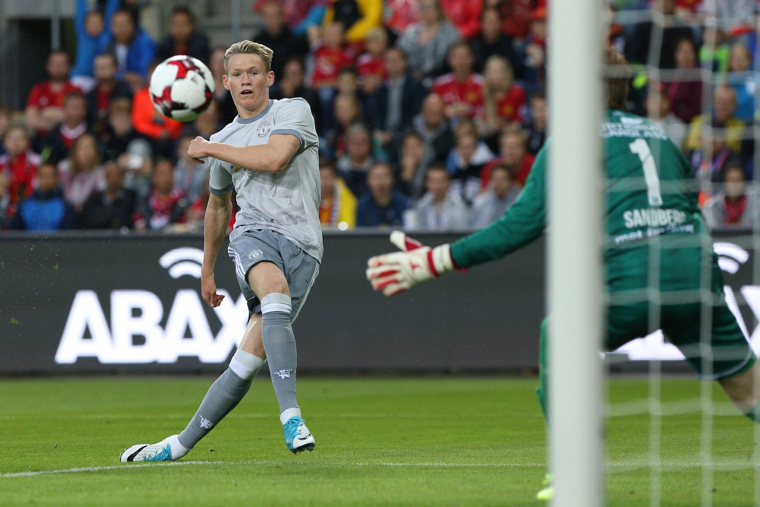 OSLO, NORWAY - JULY 30: Scott Mctomnay of Manchester United scores the third goal against Valerenga today at Ullevaal Stadion on July 30, 2017 in Oslo, Norway. (Photo by Andrew Halseid-Budd/Getty Images)