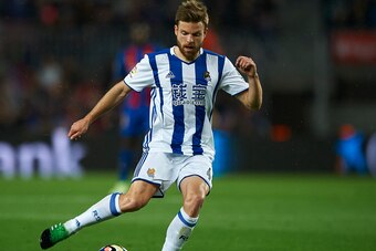 BARCELONA, SPAIN - APRIL 15:  Asier Illarramendi of Real Sociedad in action during the La Liga match between FC Barcelona and Real Sociedad de Futbol at Camp Nou Stadium on April 15, 2017 in Barcelona, Spain.  (Photo by fotopress/Getty Images)