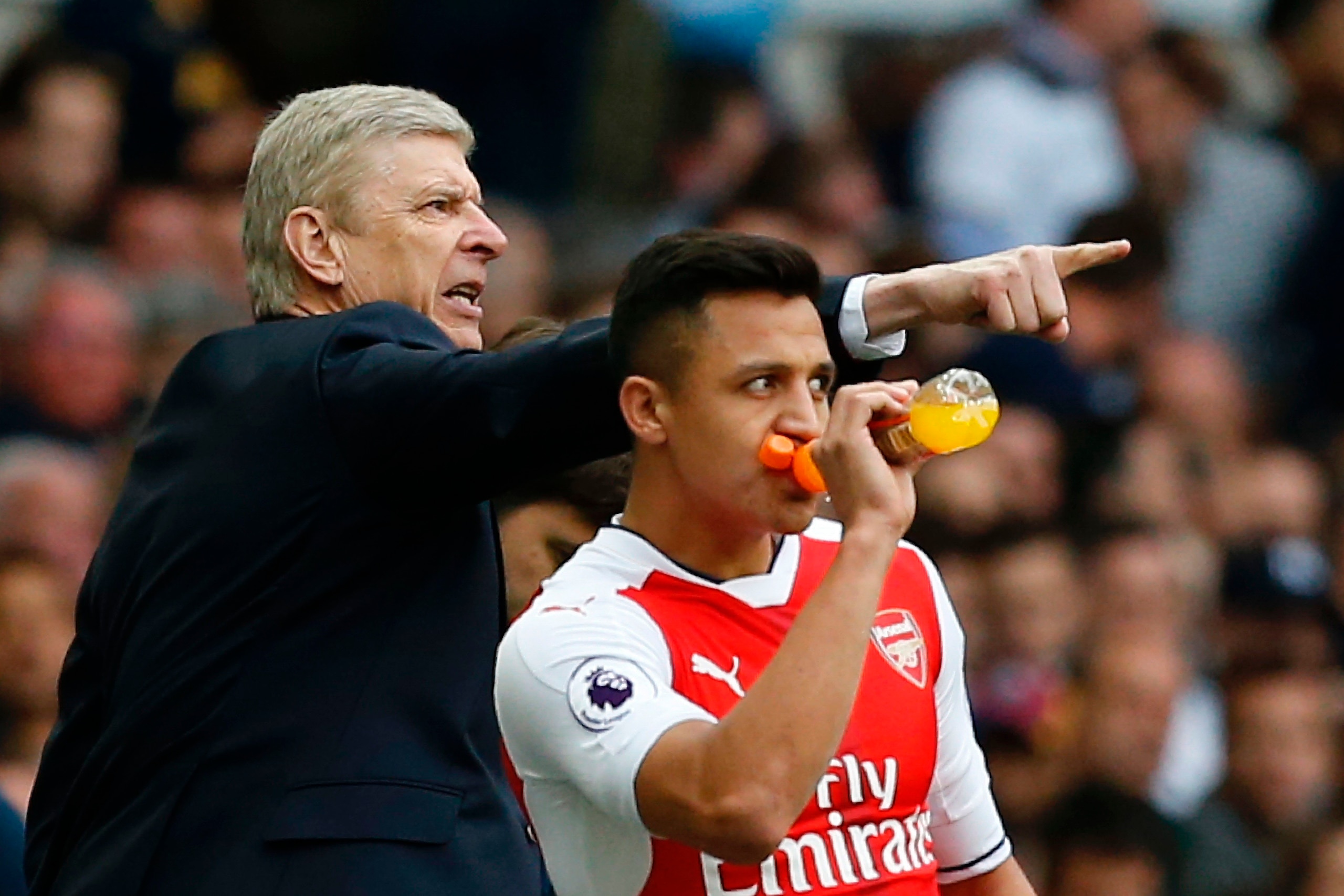 Arsenal's French manager Arsene Wenger (L) gestures alongside Arsenal's Chilean striker Alexis Sanchez during the English Premier League football match between Tottenham Hotspur and Arsenal at White Hart Lane in London, on April 30, 2017.  / AFP PHOTO / I