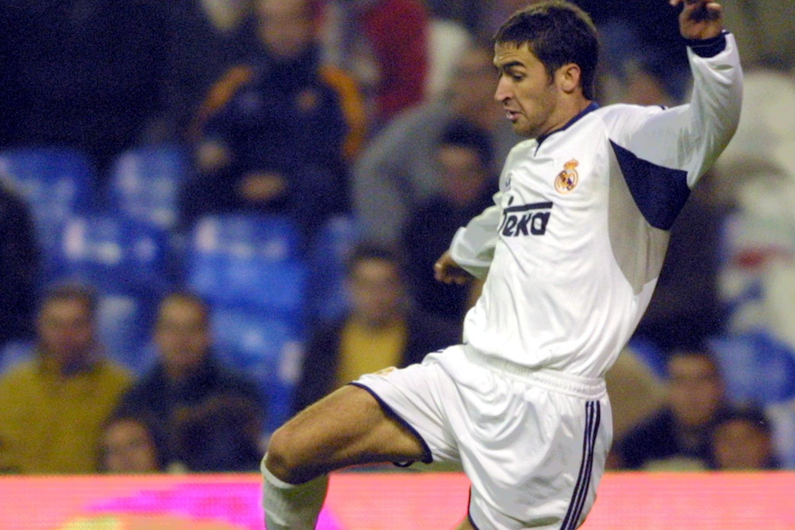 MADRID, SPAIN:  Real Madrid's Spanish forward Raul tries to control the ball during the Spanish League soccer match between Real Madrid and Rayo Vallecano, 19 December 2000 in Madrid. Real Madrid won 3-1. (Photo credit should read CHRISTOPHE SIMON/AFP/Get