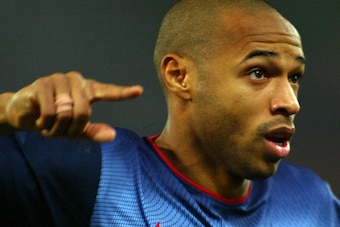 ROME, ITALY:  Jubilation of Arsenal forward French Thierry Henry  after he scored during the 2nd round Champions League, Group B, match AS Roma - Arsenal, 27 November 2002, at the Rome's Olympic Stadium. AFP PHOTO GABRIEL BOUYS (Photo credit should read G