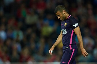 GRANADA, SPAIN - APRIL 02:  Rafinha Alcantara  of FC Barcelona leaves the field injured during the La Liga match between Granada CF v FC Barcelona at Estadio Nuevo Los Carmenes on April 02, 2017 in Granada, Spain.  (Photo by Aitor Alcalde/Getty Images)