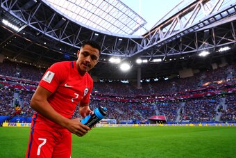 SAINT PETERSBURG, RUSSIA - JULY 02:  Alexis Sanchez of Chile has a drink before the FIFA Confederations Cup Russia 2017 Final match between Chile and Germany at Saint Petersburg Stadium on July 2, 2017 in Saint Petersburg, Russia.  (Photo by Chris Brunski
