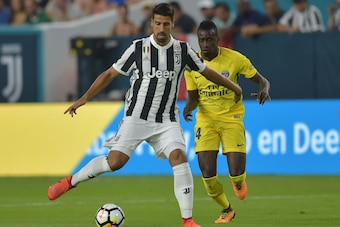 Blaise Matuidi (R) of Paris Saint-Germain and Sami Khedira of Juventus vie for the ball during their International Champions Cup (ICC) football match on July 26, 2017 at the Hard Rock Stadium, in Miami, Florida.  / AFP PHOTO / HECTOR RETAMAL        (Photo