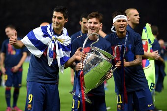 BERLIN, GERMANY - JUNE 06:  (L-R) Luis Suarez, Lionel Messi and Neymar of Barcelona celebrate with the trophy after the UEFA Champions League Final between Juventus and FC Barcelona at Olympiastadion on June 6, 2015 in Berlin, Germany.  (Photo by Matthias