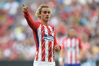 Atletico Madrids French striker Antoine Griezmann gestures during the first Audi Cup football match between Atletico Madrid and SSC Napoli in the stadium in Munich, southern Germany, on August 1, 2017.  / AFP PHOTO / Christof STACHE        (Photo credit s