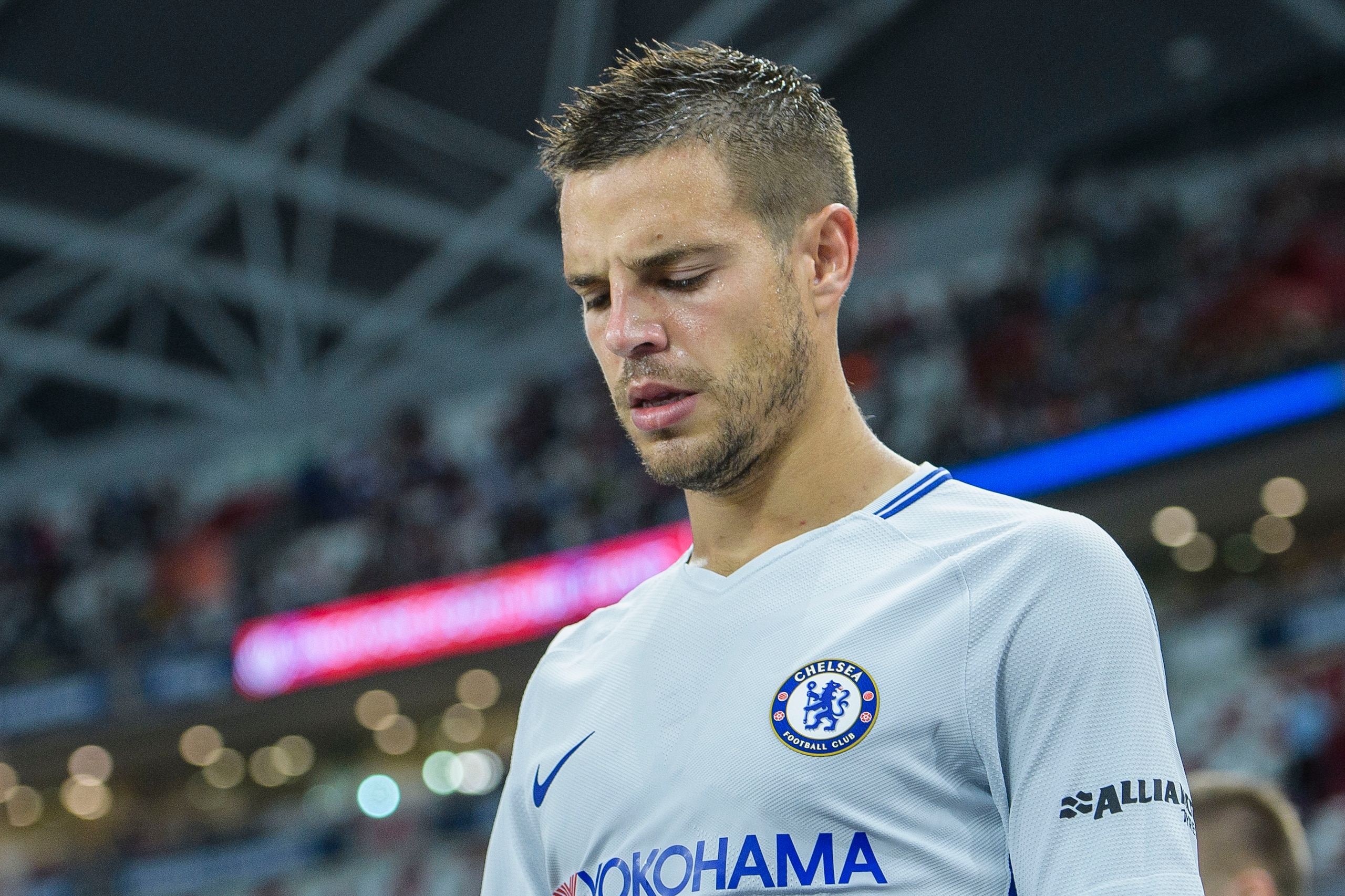 SINGAPORE, SINGAPORE - JULY 29: Chelsea Defender Cesar Azpilicueta getting into the field during the International Champions Cup 2017 match between FC Internazionale and Chelsea FC on July 29, 2017 in Singapore. (Photo by Power Sport Images/Getty Images) SINGAPORE, SINGAPORE - JULY 29: Chelsea Defender Cesar Azpilicueta getting into the field during the International Champions Cup 2017 match between FC Internazionale and Chelsea FC on July 29, 2017 in Singapore. (Photo by Power Sport Images/Getty Images)