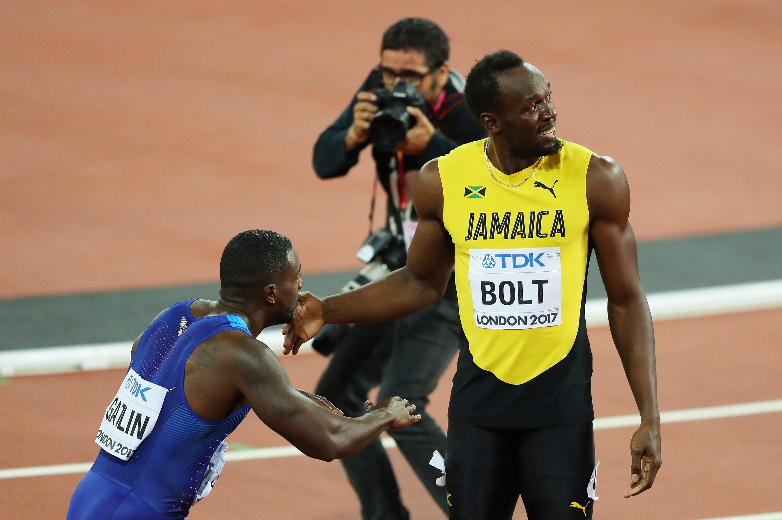 LONDON, ENGLAND - AUGUST 05:  Usain Bolt of Jamaica hugs Justin Gatlin of the United States following Gatlin's win in the Men's 100 metres final in 9.92 seconds during day two of the 16th IAAF World Athletics Championships London 2017 at The London Stadiu