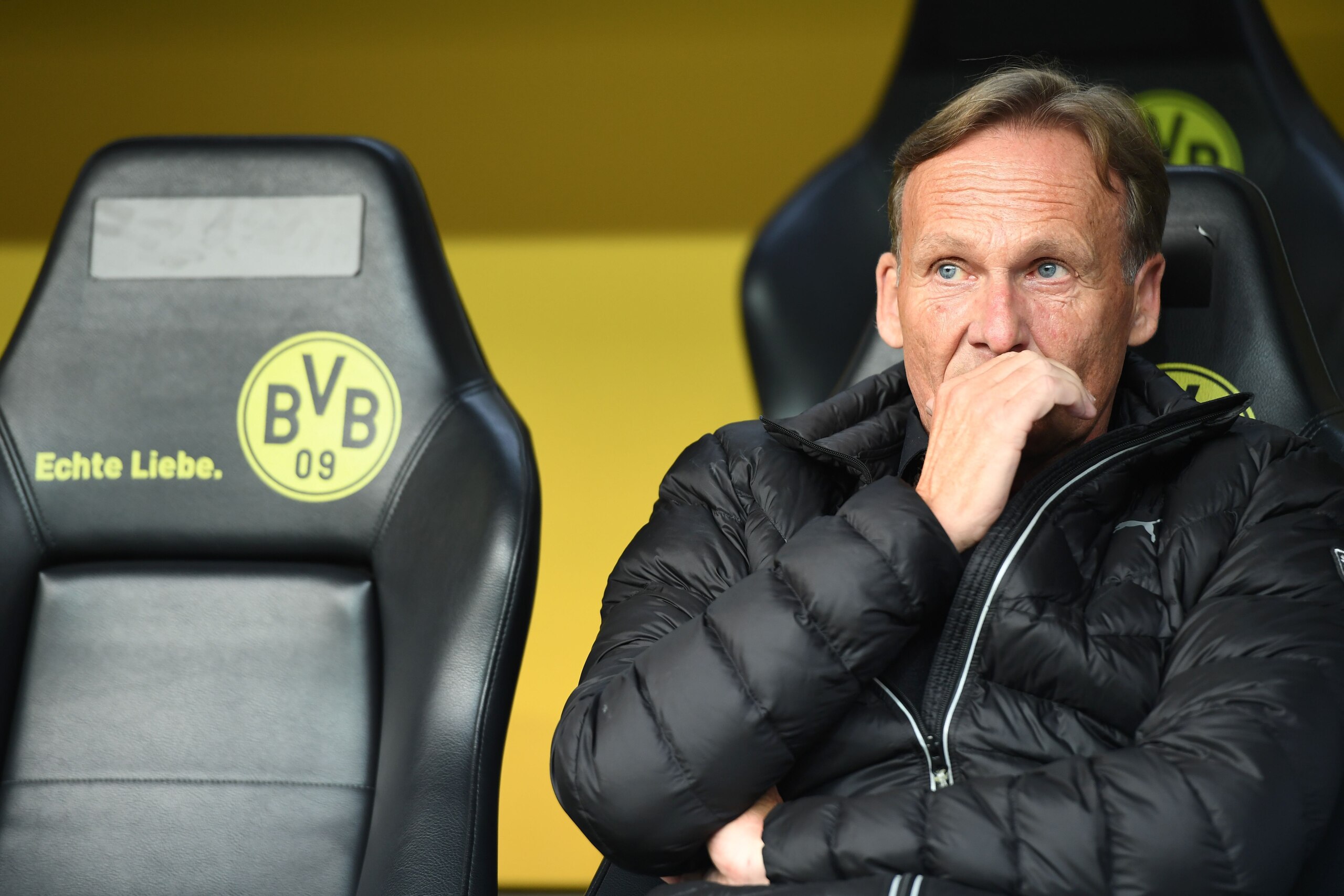 Dortmund´s CEO Hans-Joachim Watzke is pictured prior to the German Supercup football match final between Borussia Dortmund vs Bayern Munich in Dortmund, western Germany, on August 5, 2017. / AFP PHOTO / PATRIK STOLLARZ / RESTRICTIONS: ACCORDING TO DFB RUL