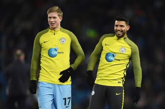 MANCHESTER, ENGLAND - MARCH 01:  Kevin De Bruyne of Manchester City (L) warms up with team mate Sergio Aguero prior to The Emirates FA Cup Fifth Round Replay match between Manchester City and Huddersfield Town at Etihad Stadium on March 1, 2017 in Manches