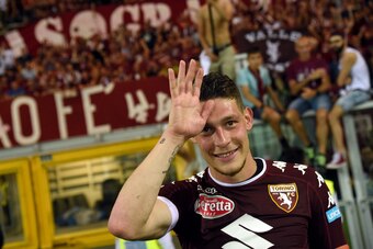 TURIN, ITALY - MAY 28:  Andrea Belotti of FC Torino celebrates under FC Turin's fans at the end of Serie A match between FC Torino and US Sassuolo at Stadio Olimpico di Torino on May 28, 2017 in Turin, Italy.  (Photo by Pier Marco Tacca/Getty Images)