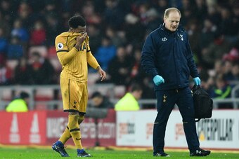 SUNDERLAND, ENGLAND - JANUARY 31: Danny Rose of Tottenham Hotspur leaves the field injured during the Premier League match between Sunderland and Tottenham Hotspur at Stadium of Light on January 31, 2017 in Sunderland, England.  (Photo by Laurence Griffit