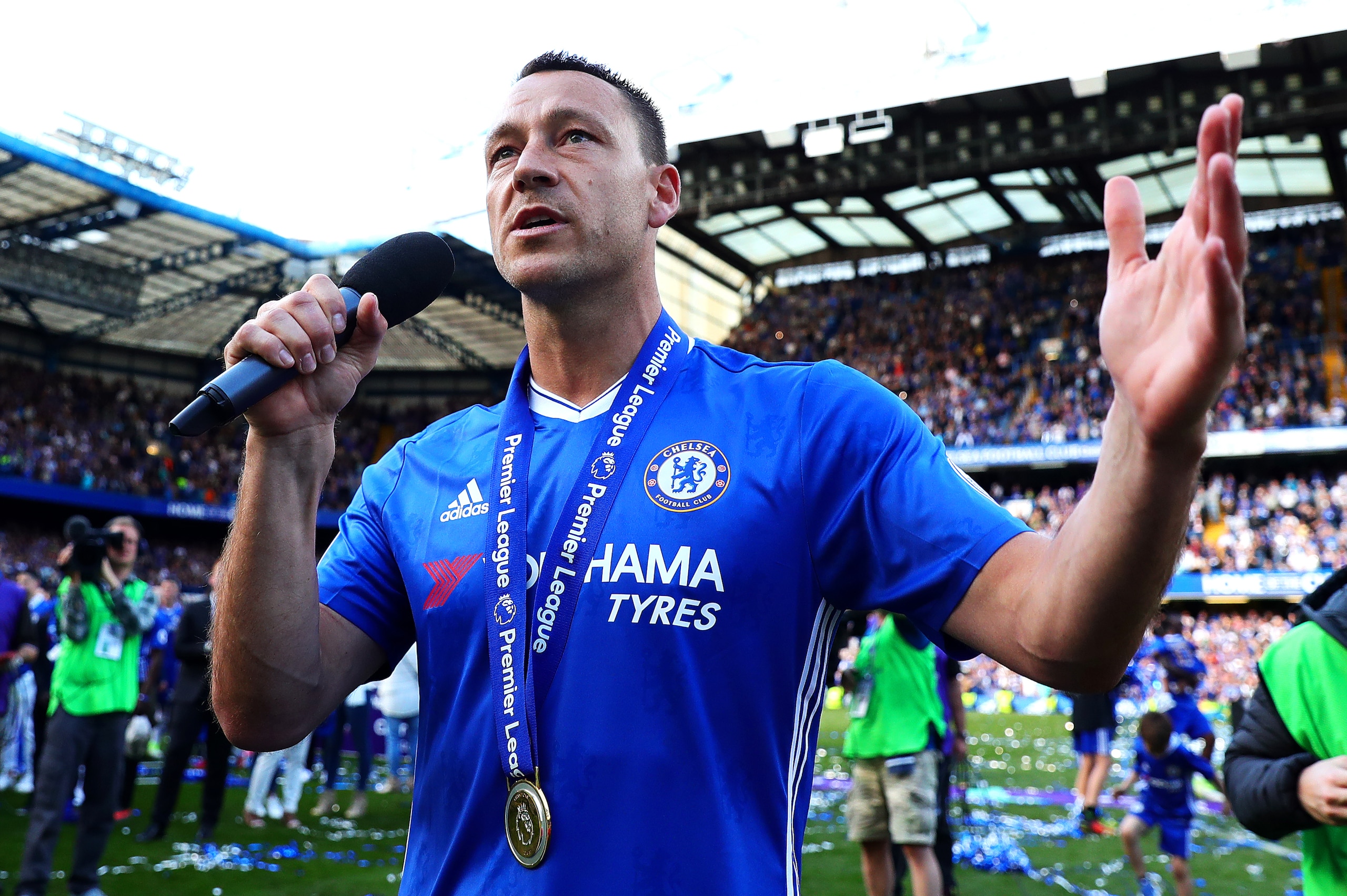 LONDON, ENGLAND - MAY 21: John Terry of Chelsea addresses Roman Abramovich from the pitch following the Premier League match between Chelsea and Sunderland at Stamford Bridge on May 21, 2017 in London, England. (Photo by Chris Brunskill Ltd/Getty Images)