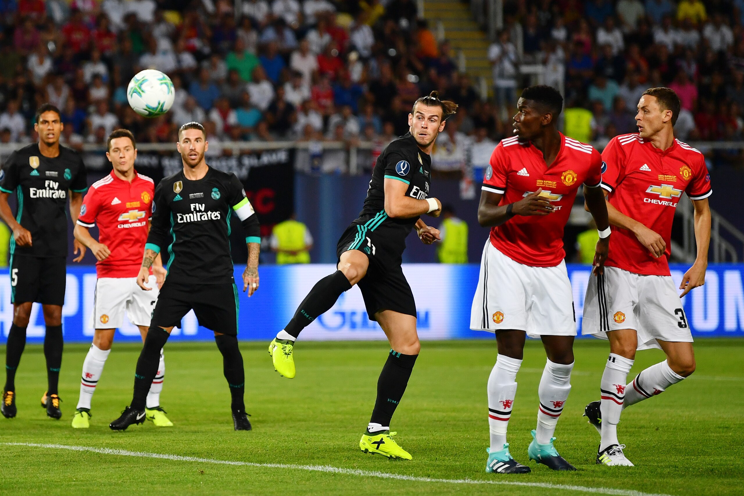 SKOPJE, MACEDONIA - AUGUST 08:  Gareth Bale of Real Madrid attempts to shoot during the UEFA Super Cup final between Real Madrid and Manchester United at the Philip II Arena on August 8, 2017 in Skopje, Macedonia.  (Photo by Dan Mullan/Getty Images)