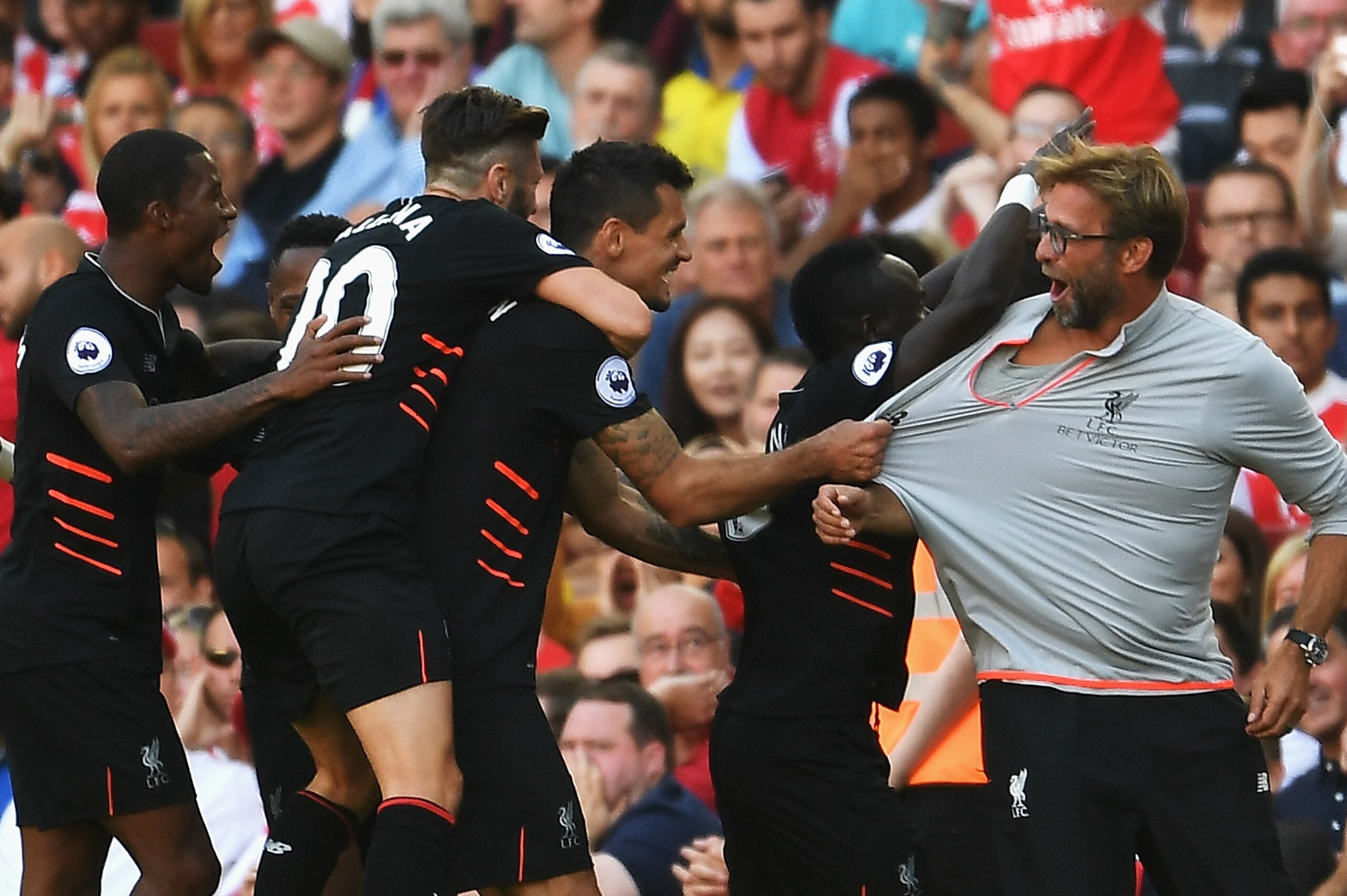 LONDON, ENGLAND - AUGUST 14:  Sadio Mane of Liverpool and team mates celebrate his goal with Jurgen Klopp, Manager of Liverpool during the Premier League match between Arsenal and Liverpool at Emirates Stadium on August 14, 2016 in London, England.  (Phot