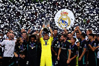 SKOPJE, MACEDONIA - AUGUST 08:  Keylor Navas of Real Madrid lifts the trophy as his team celebrate the win after the UEFA Super Cup match between Real Madrid and Manchester United at National Arena Filip II Macedonian on August 8, 2017 in Skopje, Macedoni