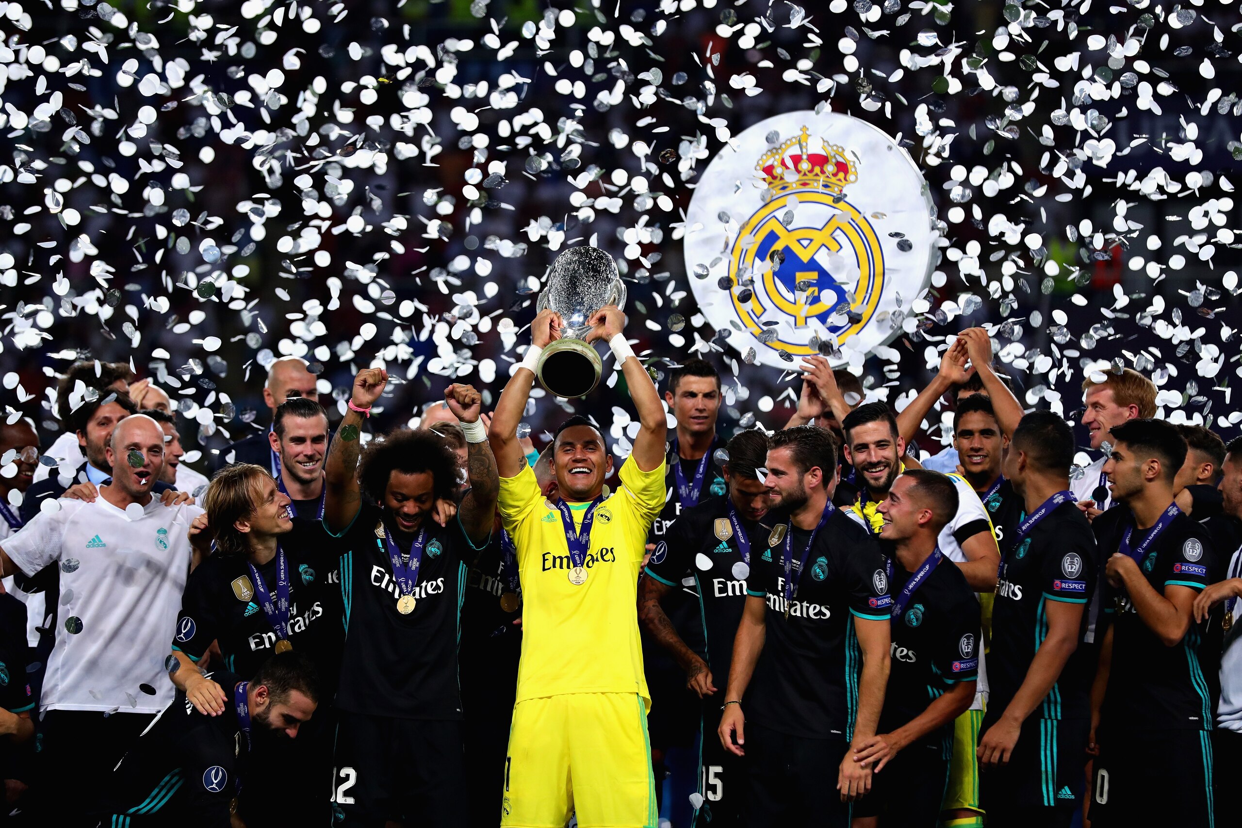 SKOPJE, MACEDONIA - AUGUST 08:  Keylor Navas of Real Madrid lifts the trophy as his team celebrate the win after the UEFA Super Cup match between Real Madrid and Manchester United at National Arena Filip II Macedonian on August 8, 2017 in Skopje, Macedoni