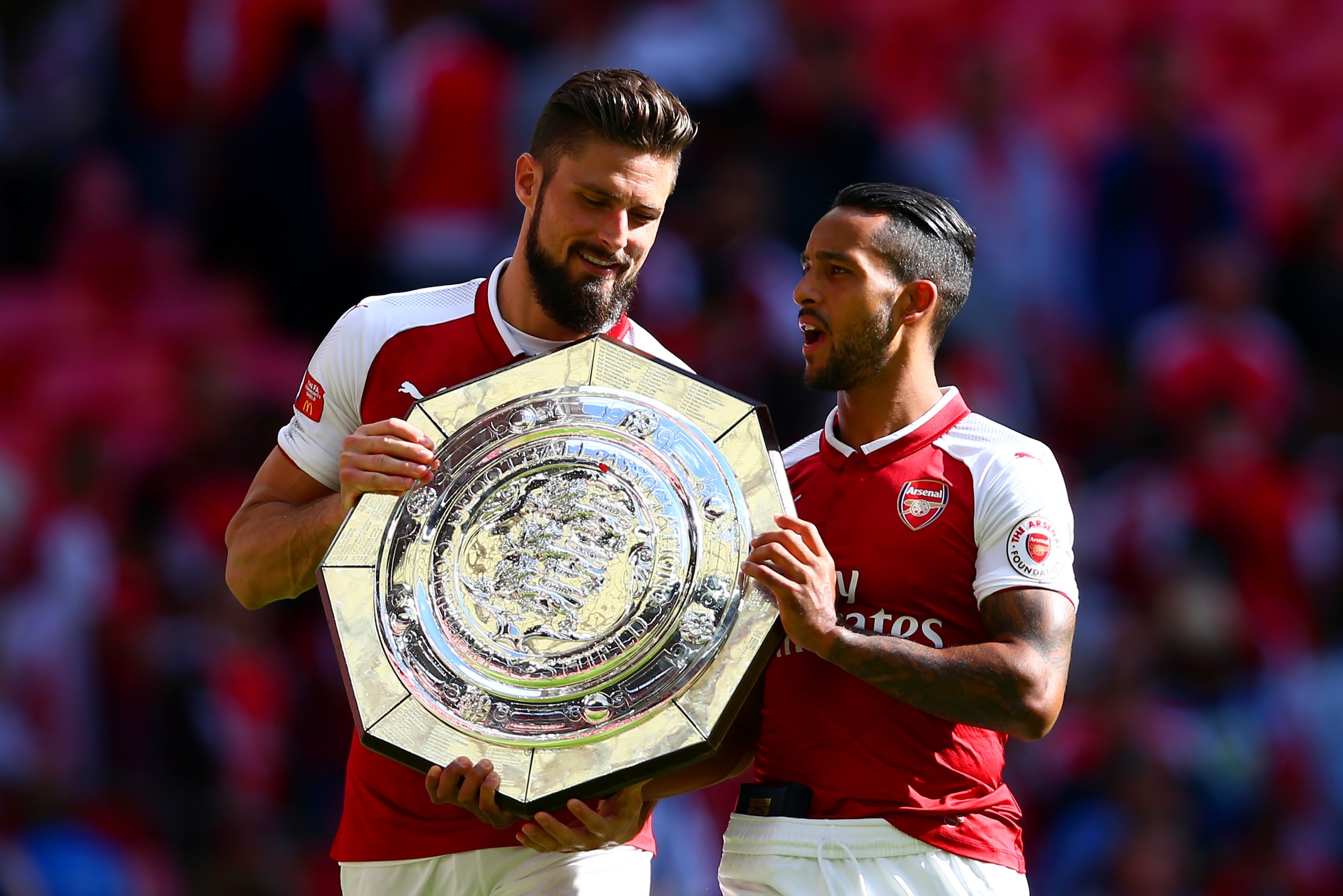 LONDON, ENGLAND - AUGUST 06:  Olivier Giroud and Theo Walcott of Arsenal celebrate with the Community Shield on the pitch after the FA Community Shield match between Chelsea and Arsenal at Wembley Stadium on August 6, 2017 in London, England.  (Photo by D