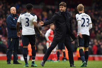 Tottenham Hotspur's Argentinian head coach Mauricio Pochettino (2R) congratulates Tottenham Hotspur's English defender Danny Rose (2L) and Tottenham Hotspur's Danish midfielder Christian Eriksen (R) following the English Premier League football match betw