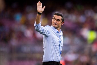 BARCELONA, SPAIN - AUGUST 07:  Head coach Ernesto Valverde of FC Barcelona waves to the crowd as he enters the pitch ahead of the Joan Gamper Trophy match between FC Barcelona and Chapecoense at Camp Nou stadium on August 7, 2017 in Barcelona, Spain.  (Ph