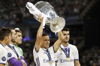 (L-R) Gareth Bale of Real Madrid, goalkeeper Ruben Yanez of Real Madrid, Lucas Vazquez of Real Madrid, Alvaro Morata of Real Madrid with Champions League trophy, Coupe des clubs Champions Europeensduring the UEFA Champions League final match between Juven