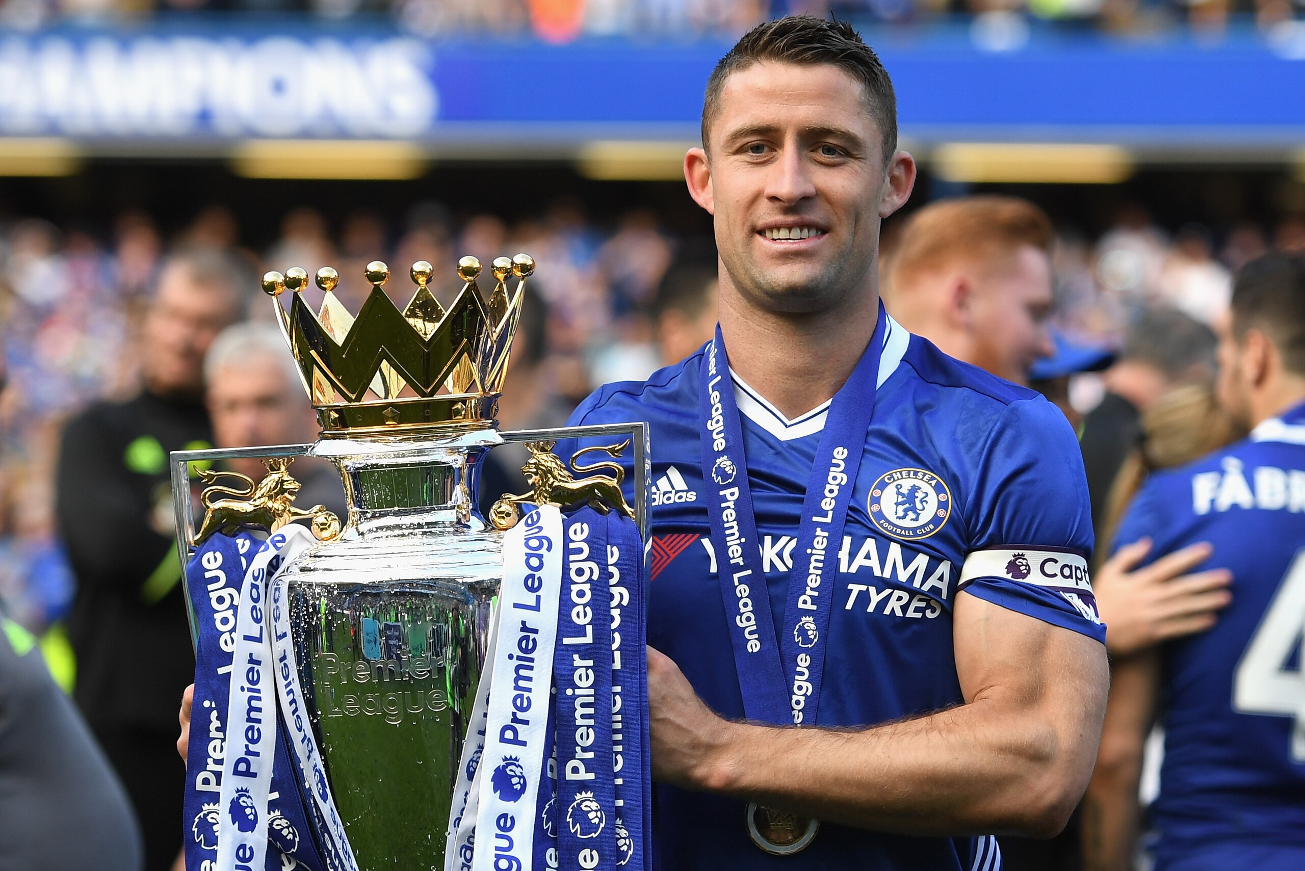 LONDON, ENGLAND - MAY 21:  Gary Cahill of Chelsea holds the trophy following the Premier League match between Chelsea and Sunderland at Stamford Bridge on May 21, 2017 in London, England.  (Photo by Shaun Botterill/Getty Images)