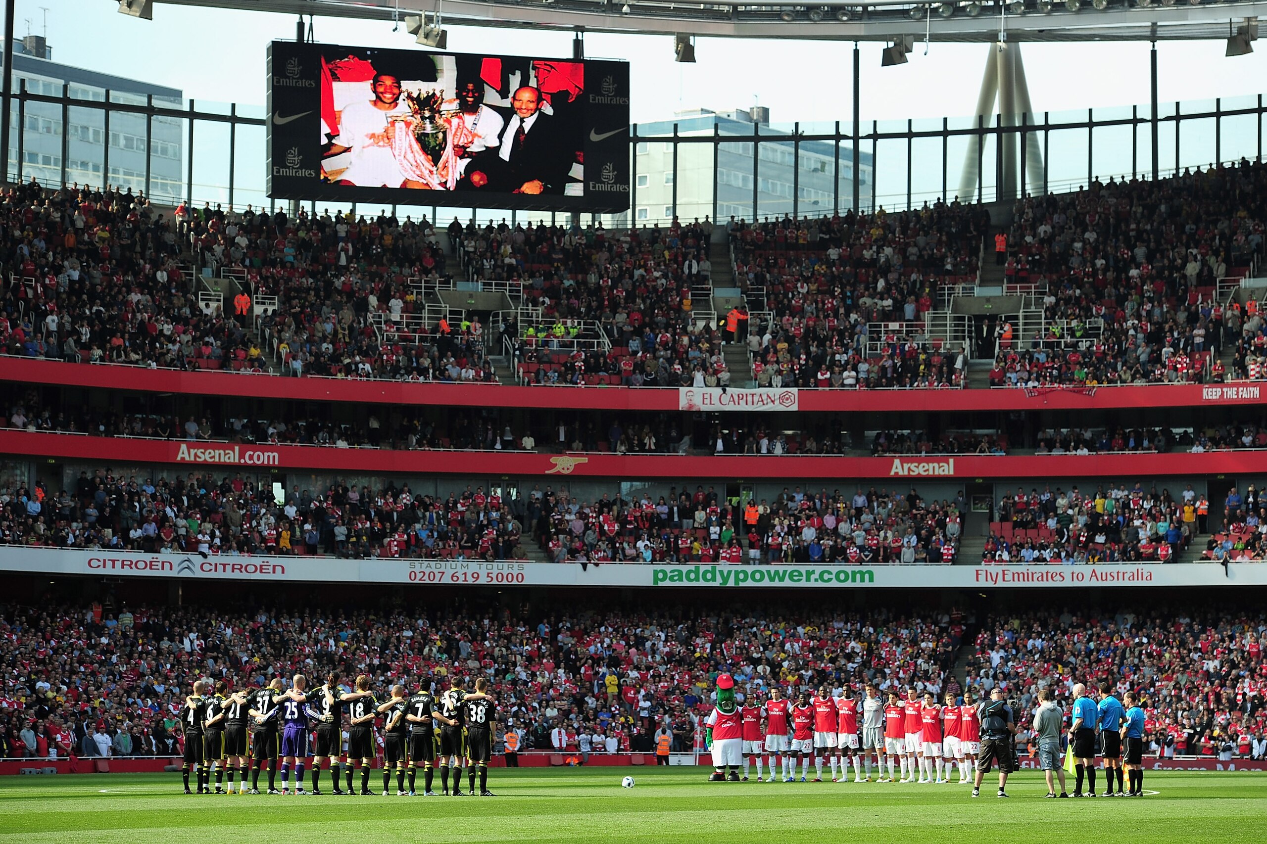 LONDON, ENGLAND - APRIL 17:  A general view during a minute's silence in tribute to former Arsenal director Danny Fiszman and the 96 Liverpool supporters who died in the Hillborough tragedy ahead of the Barclays Premier League match between Arsenal and Li