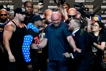 TOPSHOT - Floyd Mayweather Jr. (L) faces off for the first time with UFC fighter Conor McGregor during a press call at the Staples Center in  Los Angeles, California on July 11, 2017.
The two will fight August 26th in Las Vegas, Nevada. / AFP PHOTO / Gene
