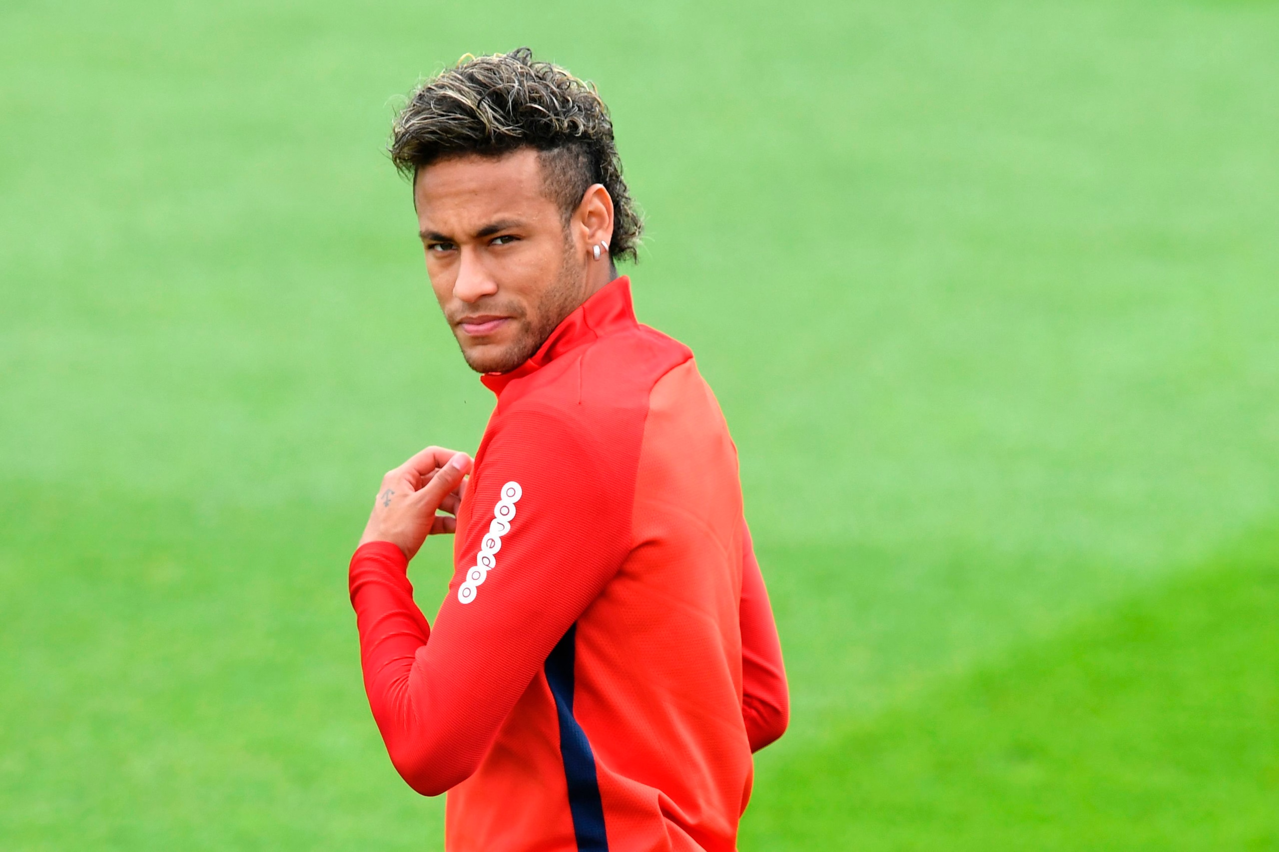 Paris Saint-Germain's Brazilian forward Neymar attends a training session at the Camp des Loges in Saint-Germain-en-Laye, near Paris, on August 11, 2017.  / AFP PHOTO / ALAIN JOCARD        (Photo credit should read ALAIN JOCARD/AFP/Getty Images)