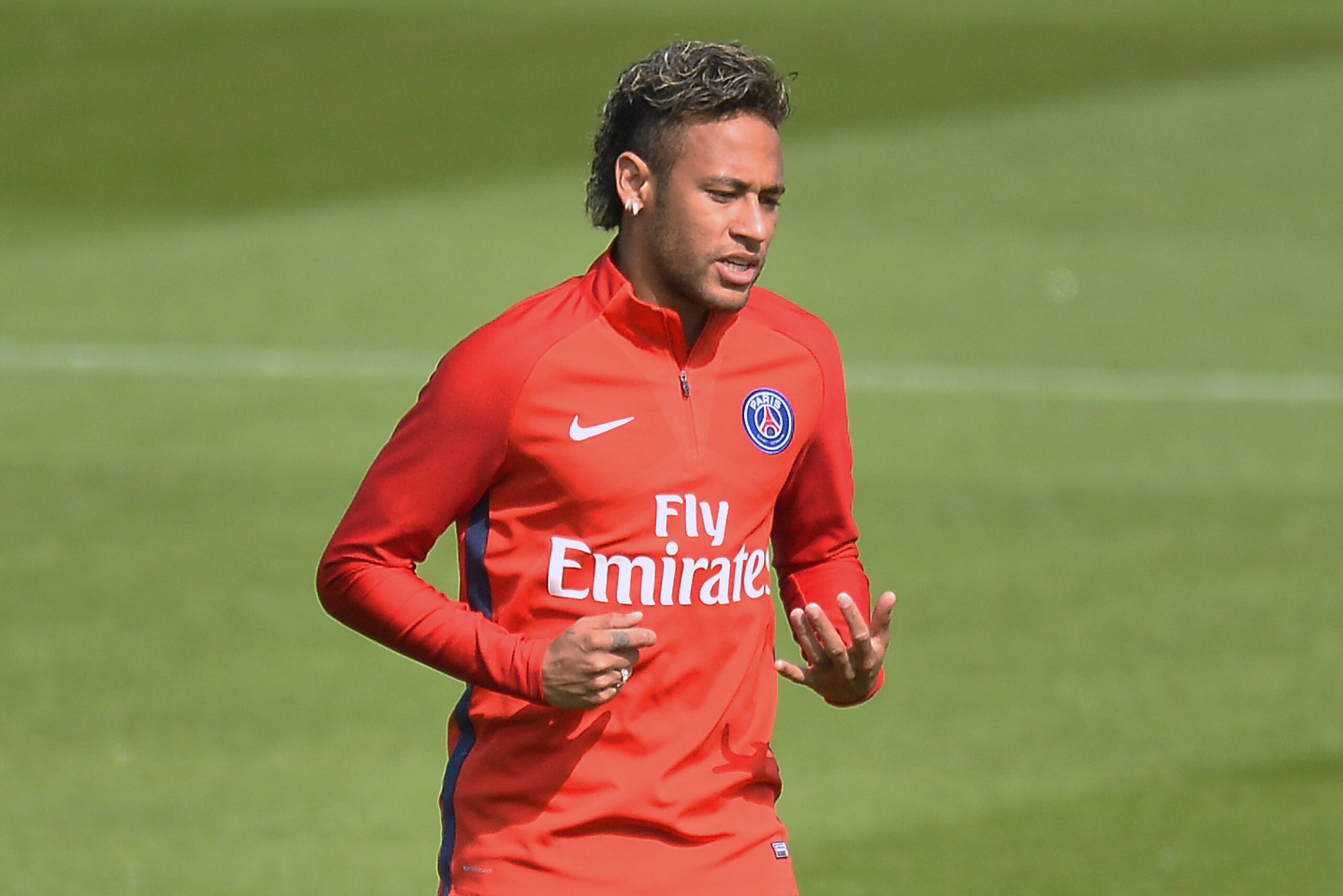 PARIS, FRANCE - AUGUST 11:  Neymar warms up before a training session with the Paris Saint-Germain on August 11, 2017 in Paris, France.  (Photo by Aurelien Meunier/Getty Images)