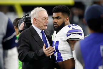 ARLINGTON, TX - JANUARY 15:  Dallas Cowboys owner Jerry Jones talks with Ezekiel Elliott #21 of the Dallas Cowboys before the NFC Divisional Playoff Game against the Green Bay Packers at AT&T Stadium on January 15, 2017 in Arlington, Texas. (Photo by Joe 