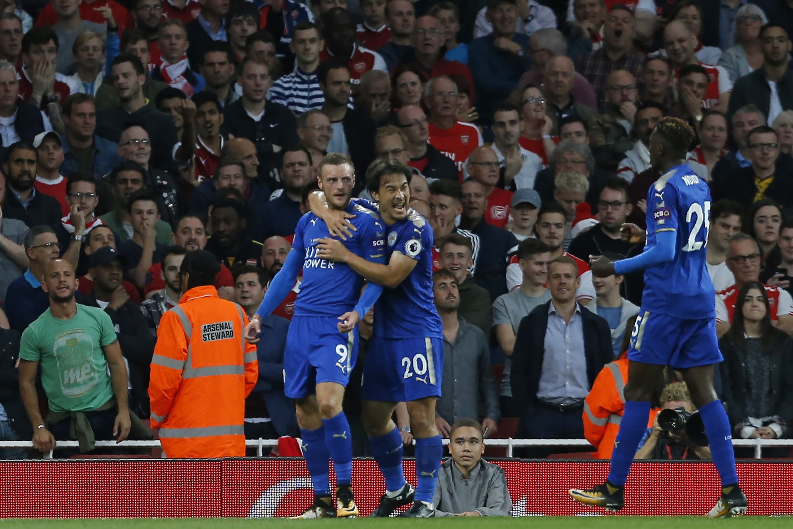 Leicester City's English striker Jamie Vardy (L) celebrates with Leicester City's Japanese striker Shinji Okazaki after scoring their second goal during the English Premier League football match between Arsenal and Leicester City at the Emirates Stadium i