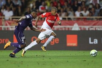 Monaco's French forward Kylian Mbappe (R) vies with Toulouse's French defender Kelvin Amian during the French L1 football match between Monaco (ASM) and Toulouse (TFC) at Louis II Stadium in Monaco on August 4, 2017. / AFP PHOTO / VALERY HACHE        (Pho