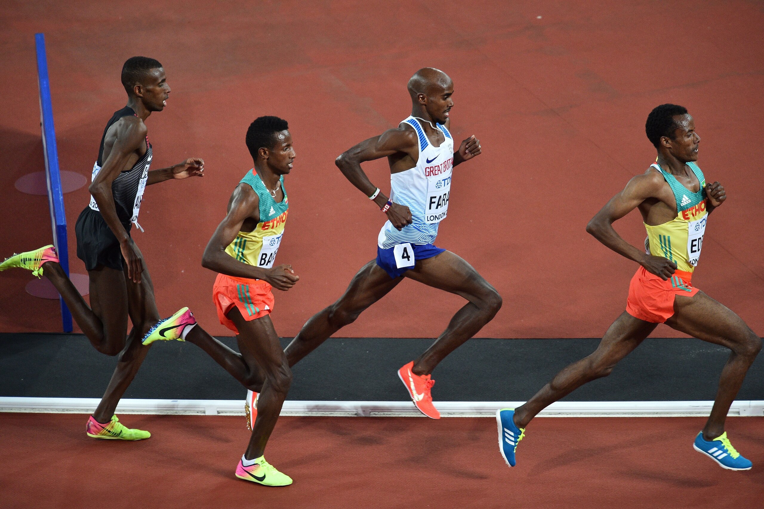 Ethiopia's Muktar Edris (R), Britain's Mo Farah (C) and Ethiopia's Selemon Barega (2L) compete in the final of the men's 5000m athletics event at the 2017 IAAF World Championships at the London Stadium in London on August 12, 2017. / AFP PHOTO / Glyn KIRK